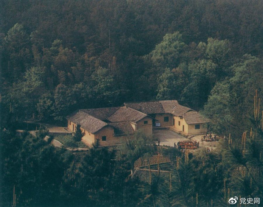 毛澤東故居——湖南省湘潭縣韶山?jīng)_上屋場(chǎng)。1893年12月26日，毛澤東在這里誕生。